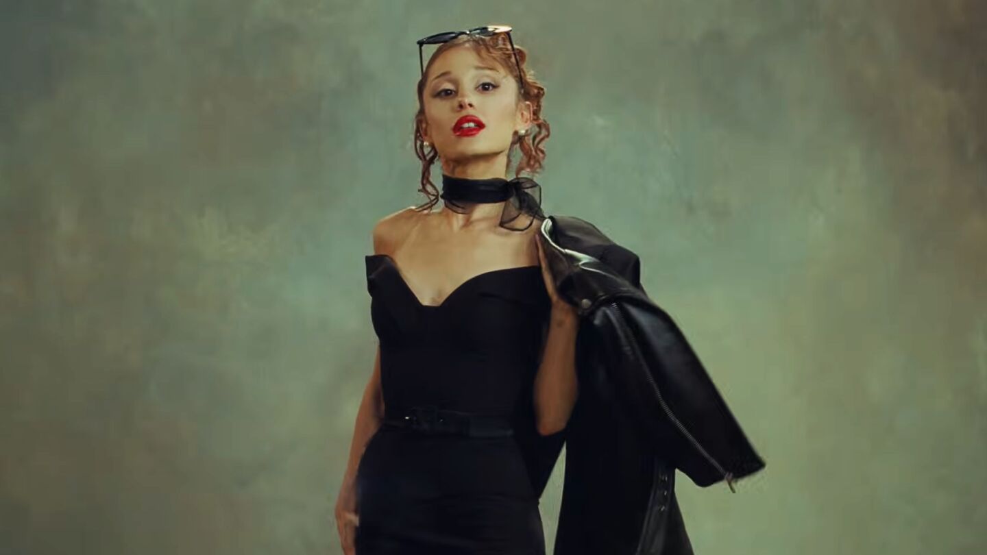 Ariana Grande en el videoclip de su nuevo tema "Petal"