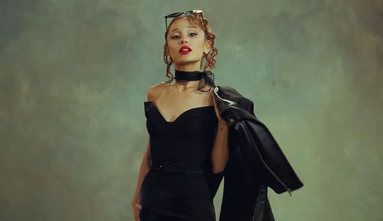 Ariana Grande en el videoclip de su nuevo tema "Petal"