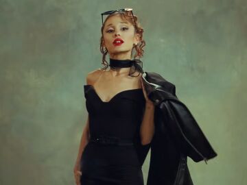 Ariana Grande en el videoclip de su nuevo tema "Petal"