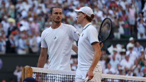 Zverev felicita a Sinner tras la final de Wimbledon