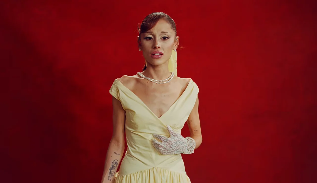 Ariana Grande en el videoclip de su nuevo tema "Petal"