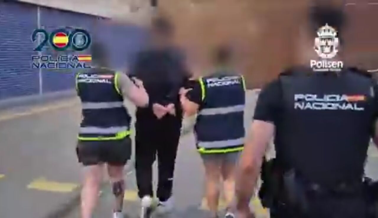 Agentes de la Polic&iacute;a Nacional detienen a Emin Muqa Kulic en Sitges.