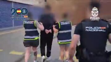 Agentes de la Polic&iacute;a Nacional detienen a Emin Muqa Kulic en Sitges.