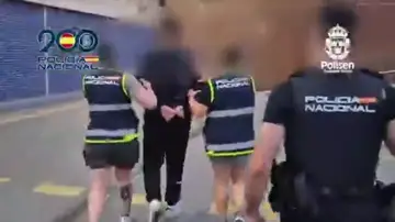 Agentes de la Policía Nacional detienen a Emin Muqa Kulic en Sitges. Agentes de la Policía Nacional detienen a Emin Muqa Kulic en Sitges.