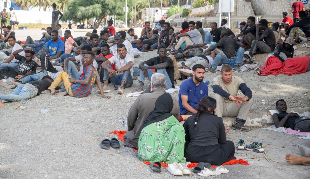 Cesa el flujo de migrantes entrando a Ceuta mientras Polic&iacute;a y Ej&eacute;rcito tratan de reconducir a los que quedan a la frontera