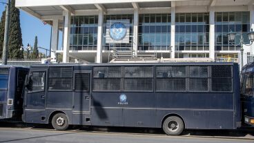 Imagen de archivo de autobuses de la Polic&iacute;a de Grecia.