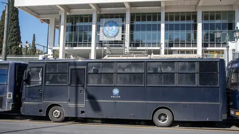 Imagen de archivo de autobuses de la Policía de Grecia. Imagen de archivo de autobuses de la Policía de Grecia.