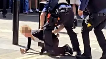 Una mujer apuñala a cuatro hombres en Londres y se descarta el móvil terrorista Una mujer apuñala a cuatro hombres en Londres y se descarta el móvil terrorista