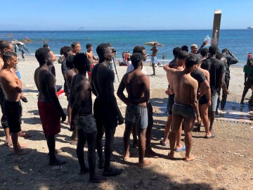 Imagen de j&oacute;venes migrantes 