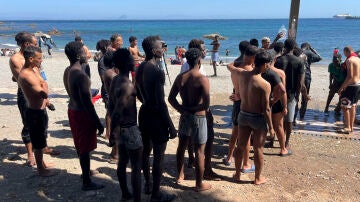 Imagen de j&oacute;venes migrantes 