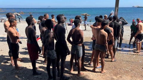 Imagen de j&oacute;venes migrantes 