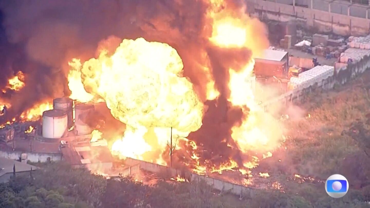 Incendio en una f&aacute;brica de Brasil