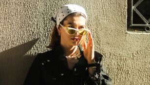 Mujer con un pa&ntilde;uelo en la cabeza en la Copenhagen Fashion Week
