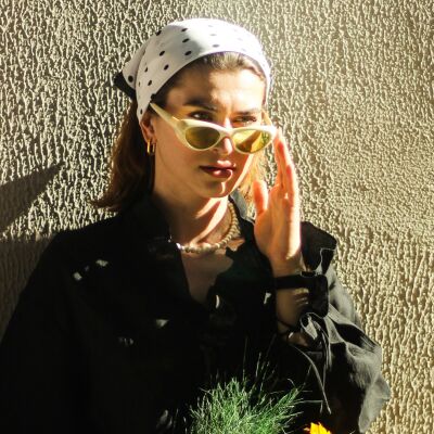 Mujer con un pa&ntilde;uelo en la cabeza en la Copenhagen Fashion Week