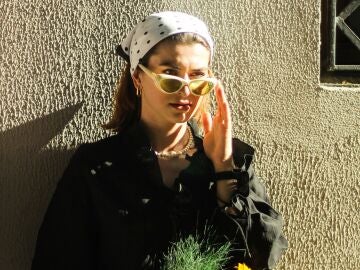Mujer con un pa&ntilde;uelo en la cabeza en la Copenhagen Fashion Week