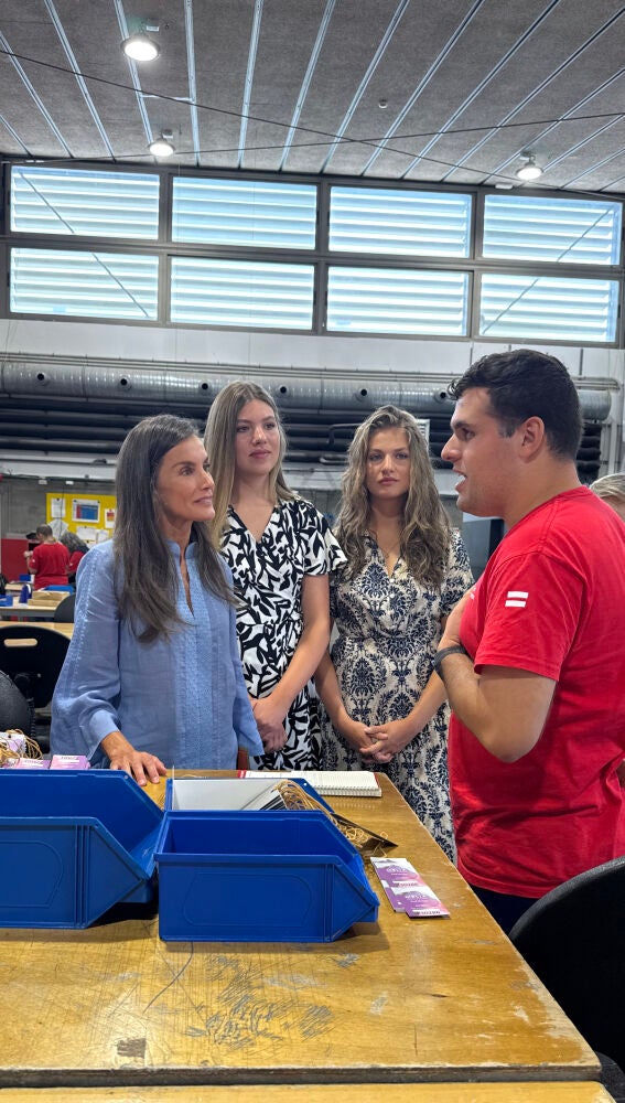 La reina Letizia, la princesa Leonor y la infanta Sofía en las instalaciones de Casa Esment, en Palma de Mallorca