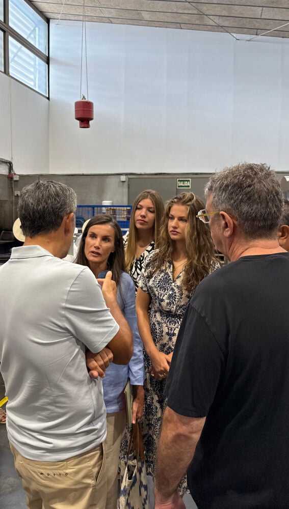La reina Letizia, la princesa Leonor y la infanta Sofía en las instalaciones de Casa Esment, en Palma de Mallorca