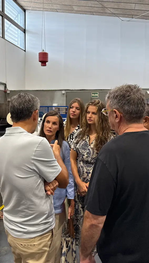 La reina Letizia, la princesa Leonor y la infanta Sofía en las instalaciones de Casa Esment, en Palma de Mallorca La reina Letizia, la princesa Leonor y la infanta Sofía en las instalaciones de Casa Esment, en Palma de Mallorca