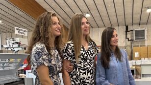 La reina Letizia, la princesa Leonor y la infanta Sof&iacute;a en las instalaciones de Casa Esment, en Palma de Mallorca