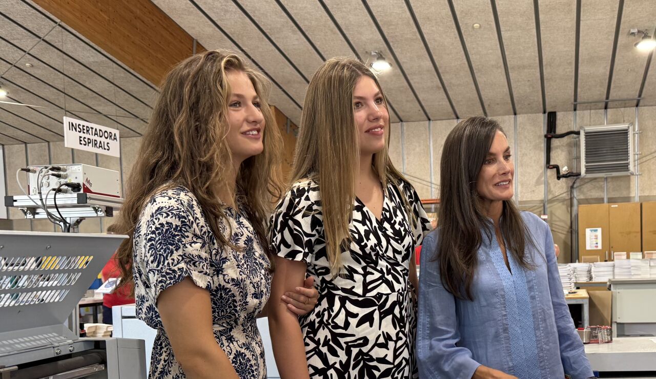 La reina Letizia, la princesa Leonor y la infanta Sof&iacute;a en las instalaciones de Casa Esment, en Palma de Mallorca