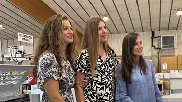 La reina Letizia, la princesa Leonor y la infanta Sofía en las instalaciones de Casa Esment, en Palma de Mallorca La reina Letizia, la princesa Leonor y la infanta Sofía en las instalaciones de Casa Esment, en Palma de Mallorca