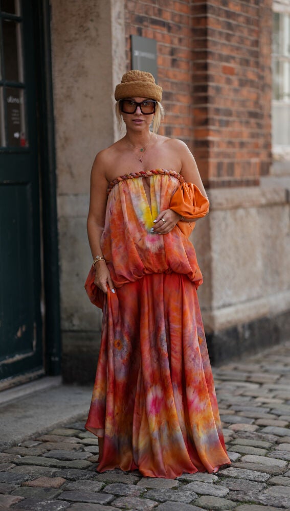 Mujer con un look holgado en la Copenhagen Fashion Week