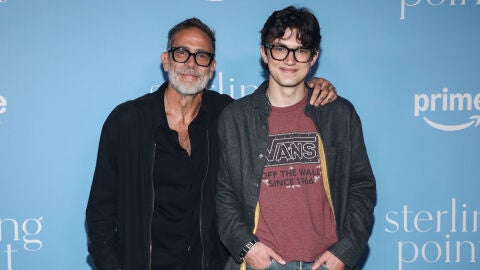 Jeffrey Dean Morgan y su hijo Gus en la premiere de Sterling Point