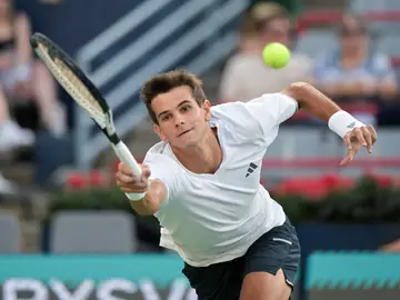 Rafa Jodar resta una pelota ante Lorenzo Musetti en Montreal Rafa Jodar resta una pelota ante Lorenzo Musetti en Montreal