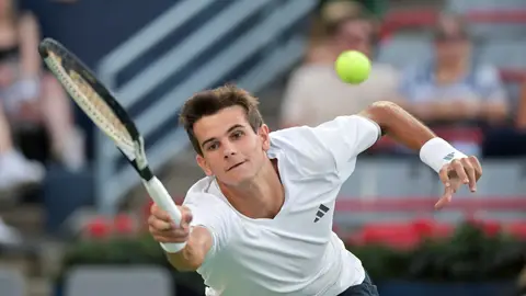 Rafa Jodar resta una pelota ante Lorenzo Musetti en Montreal Rafa Jodar resta una pelota ante Lorenzo Musetti en Montreal