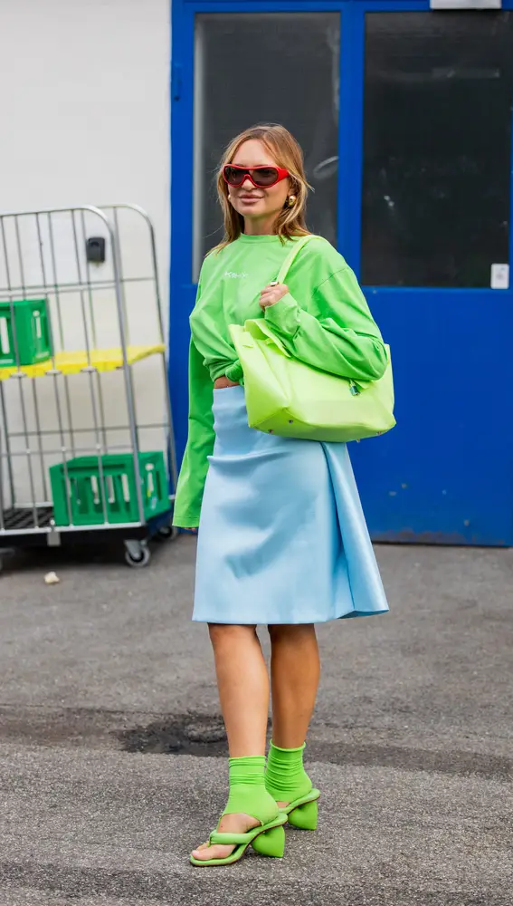 Mujer con un look colorido en la Copenhagen Fashion Week Mujer con un look colorido en la Copenhagen Fashion Week