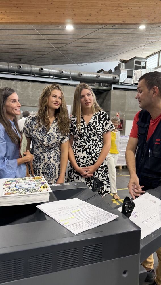 La reina Letizia, la princesa Leonor y la infanta Sofía en las instalaciones de Casa Esment, en Palma de Mallorca