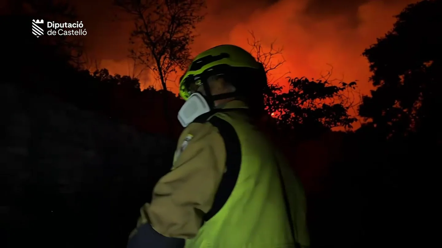 Tres nuevos incendios en la provincia de Castellón obligan a confinar el municipio de Sierra Engarcerán Tres nuevos incendios en la provincia de Castellón obligan a confinar el municipio de Sierra Engarcerán
