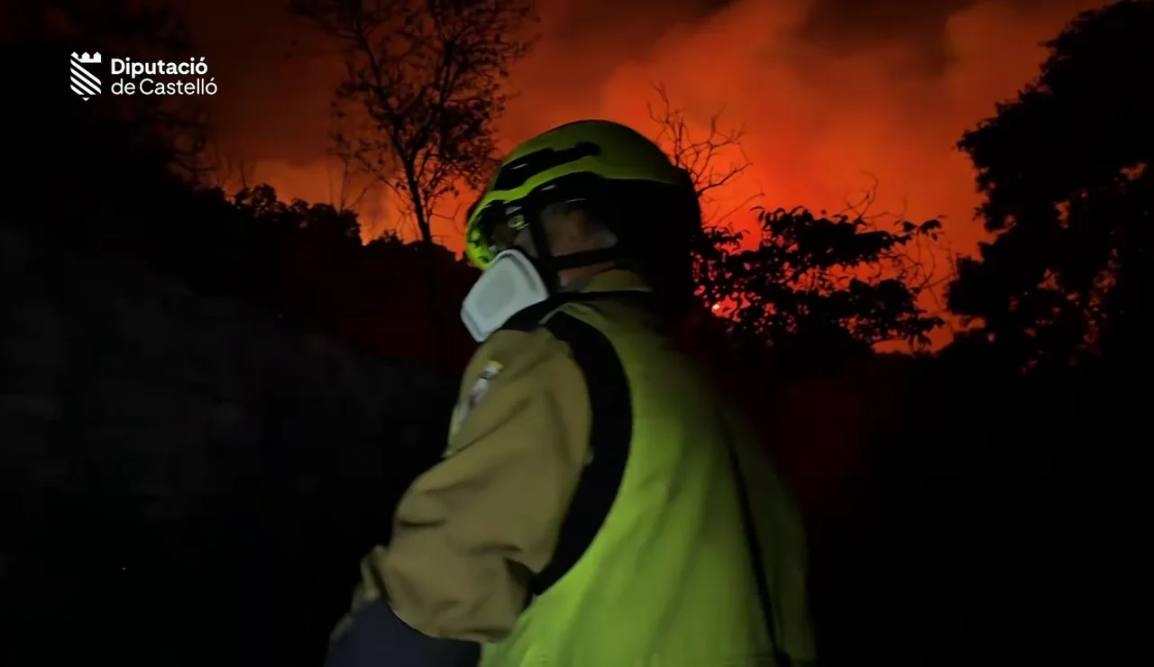 Tres nuevos incendios en la provincia de Castellón obligan a confinar el municipio de Sierra Engarcerán