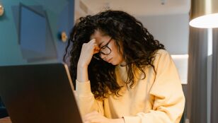 Mujer con malestar en el trabajo
