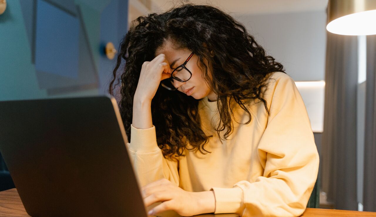 Mujer con malestar en el trabajo