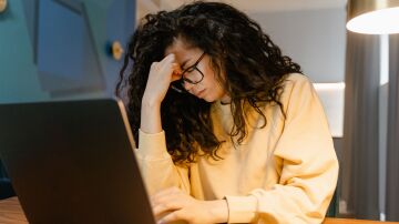 Mujer con malestar en el trabajo