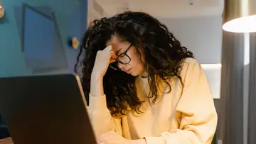 Mujer con malestar en el trabajo Mujer con malestar en el trabajo