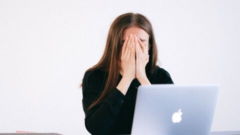 Mujer con malestar en el trabajo