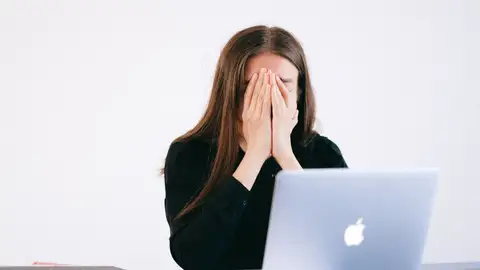 Mujer con malestar en el trabajo Mujer con malestar en el trabajo