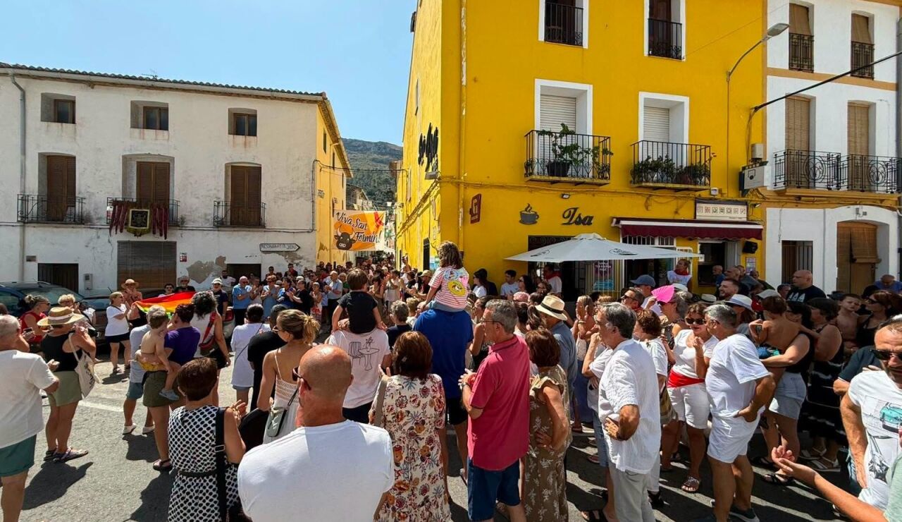 Imagen de la protesta contra la supuesta agresi&oacute;n hom&oacute;foba en Benial&iacute;
