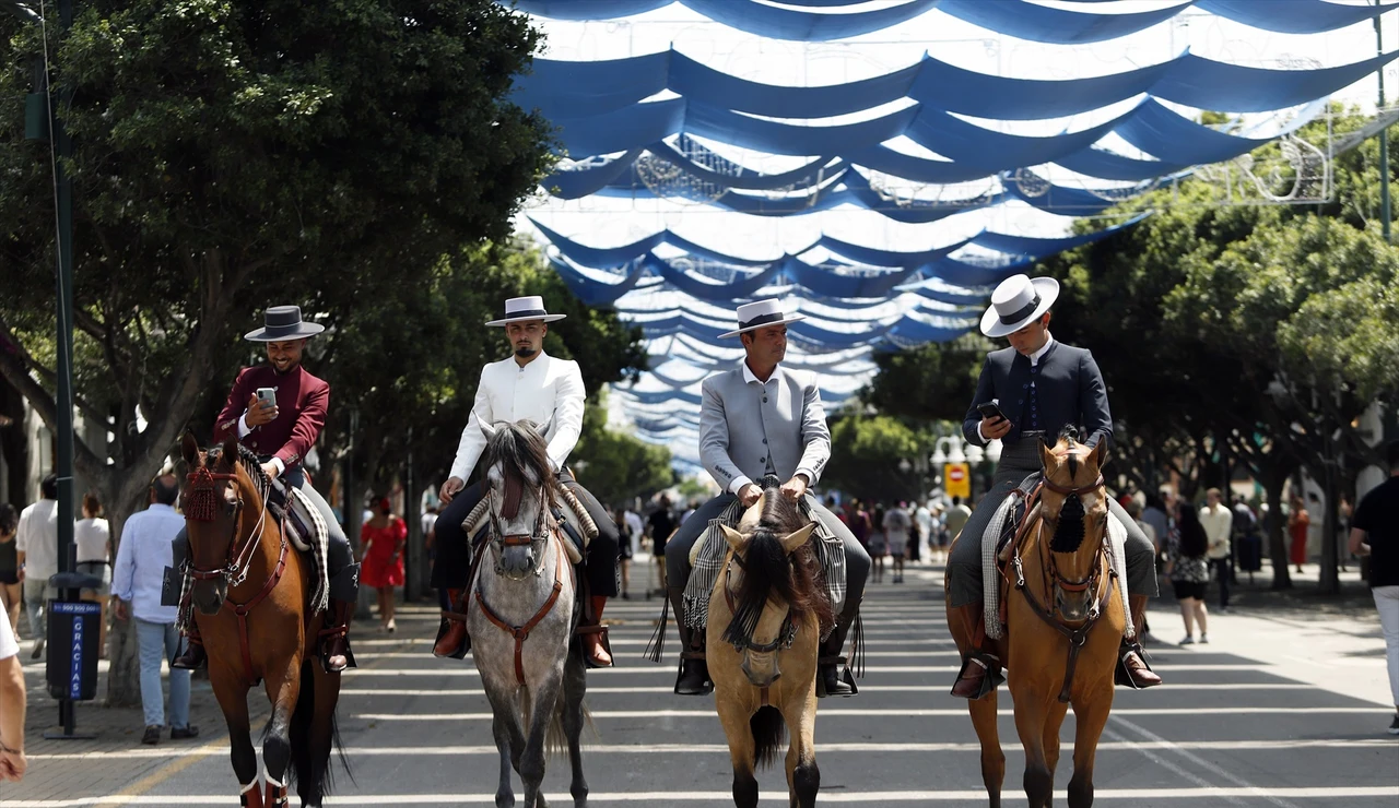 Paseos de enganches y caballos recorren el Cortijo de Torres de la Feria de Málaga