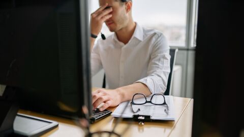 Hombre con malestar en el trabajo