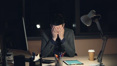 Hombre con malestar en el trabajo