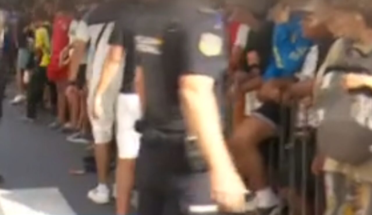 Una multitud de menores espera a ser atendida en los registros policiales de Ceuta.