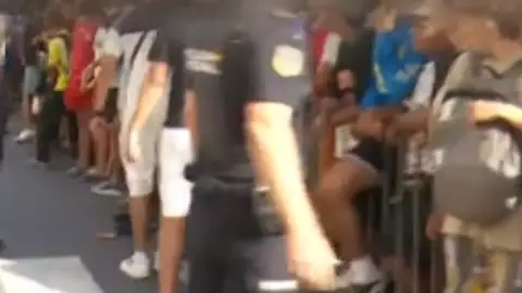 Una multitud de menores espera a ser atendida en los registros policiales de Ceuta. Una multitud de menores espera a ser atendida en los registros policiales de Ceuta.