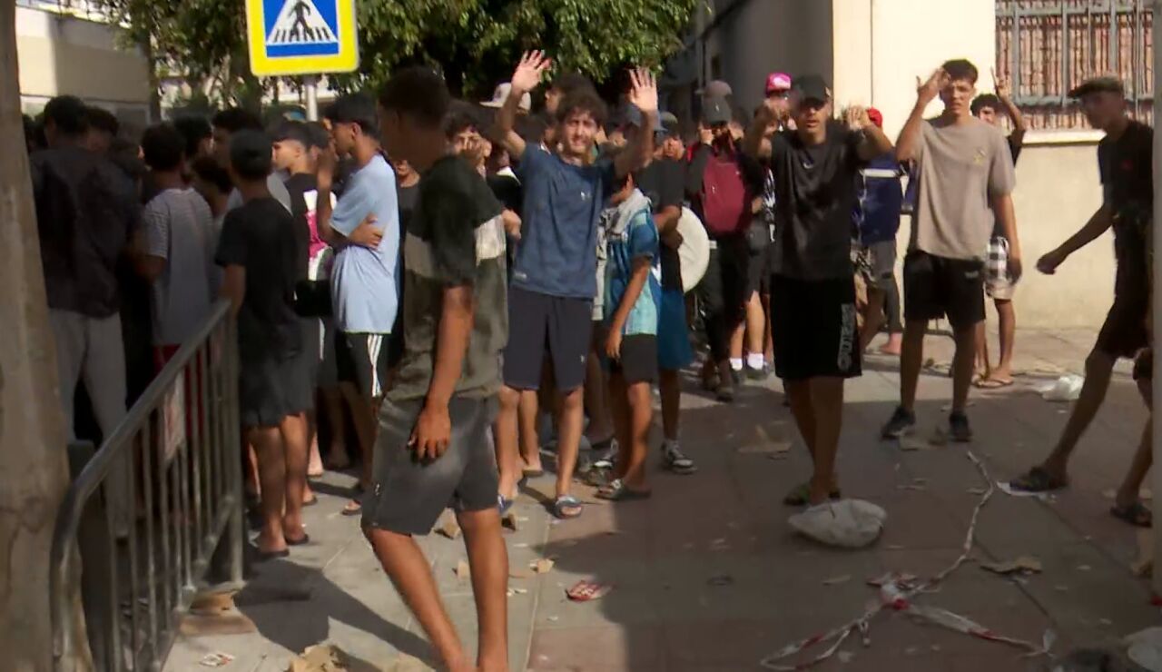 Cientos de menores haciendo cola en el registro policial en Ceuta