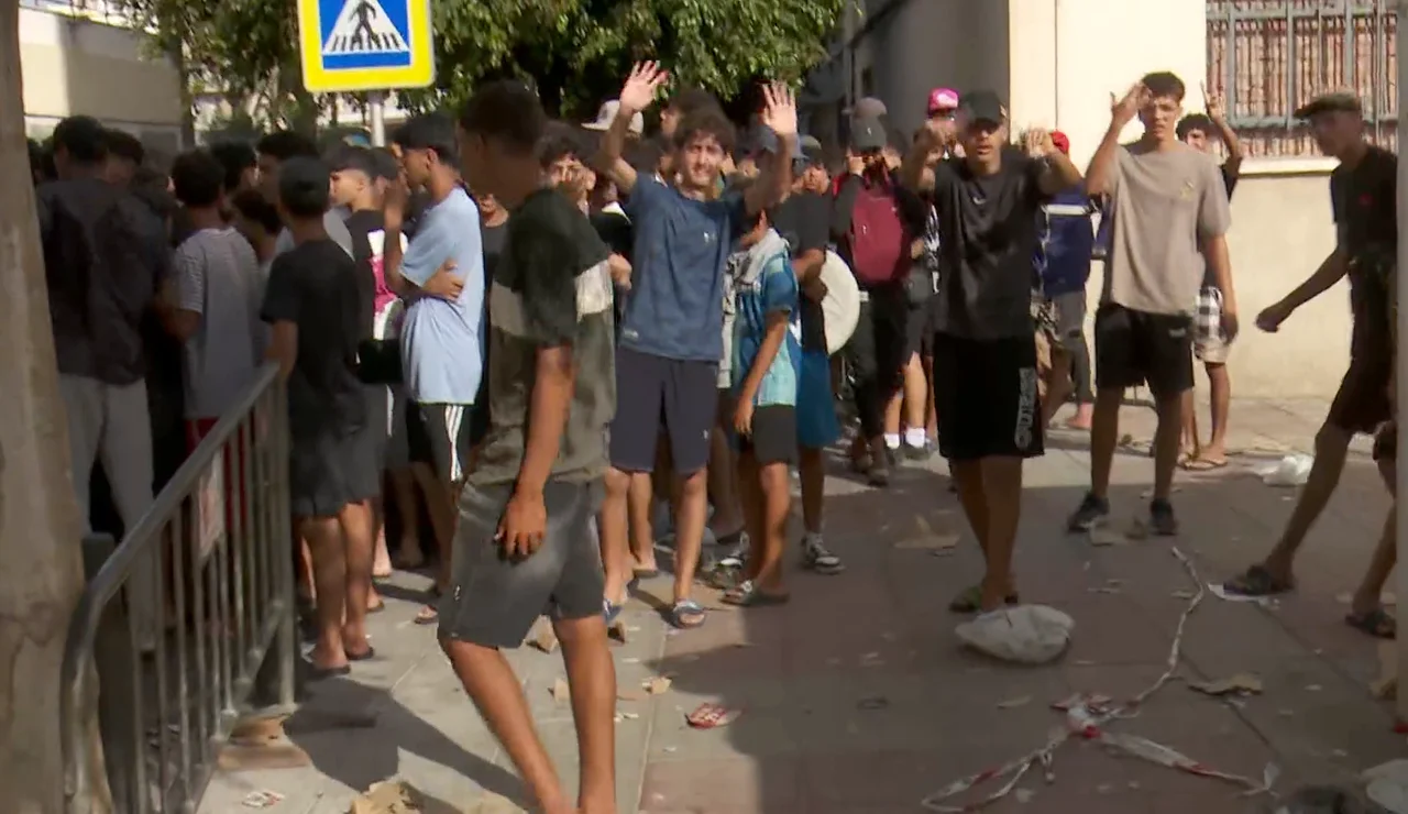 Cientos de menores haciendo cola en el registro policial en Ceuta