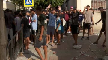Cientos de menores haciendo cola en el registro policial en Ceuta