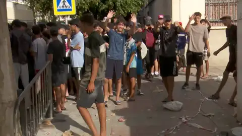 Cientos de menores haciendo cola en el registro policial en Ceuta Cientos de menores haciendo cola en el registro policial en Ceuta