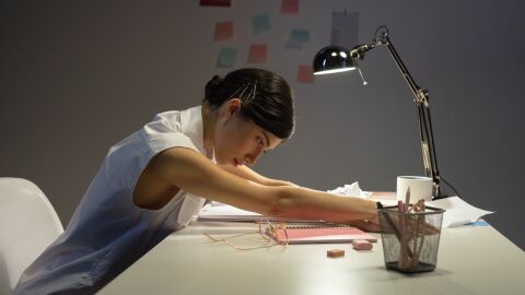 Mujer con malestar en el trabajo